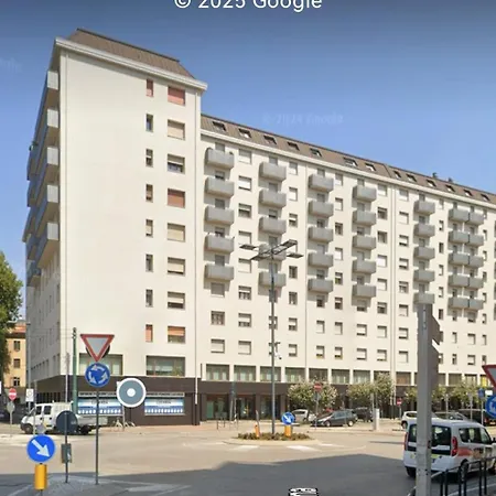 Quietnest Station Flat 86sqm 100m To Bus Station 300m To Train Station * Benátky